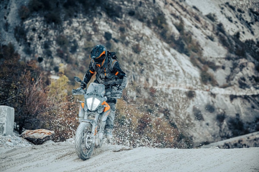 钢丝轮毂更野，2023款KTM390 ADV海外亮相