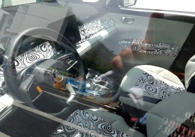看个新车丨又一款非对称车门设计，比亚迪秦D1实拍曝光