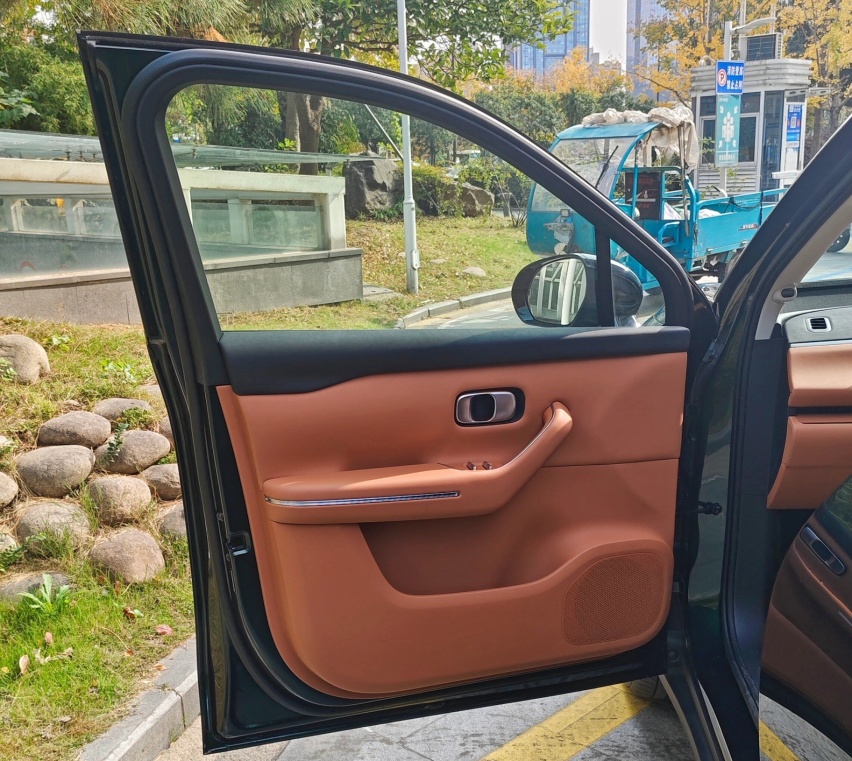 零跑C10实车到店，墨绿色涂装更高级，后排配“餐桌”，续航530km