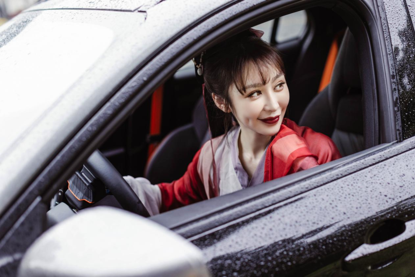 侠女闯江湖，偶遇领克02 HatchBack竟然放弃穿越？