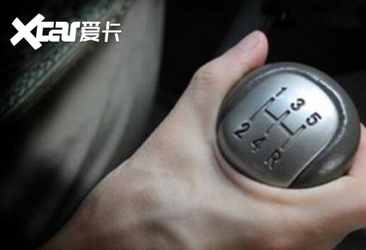 手动挡车起步应该加油还是怠速？为什么驾校教练都是让怠速起步？