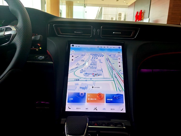 豪华风尚轿车 实拍全新红旗H6