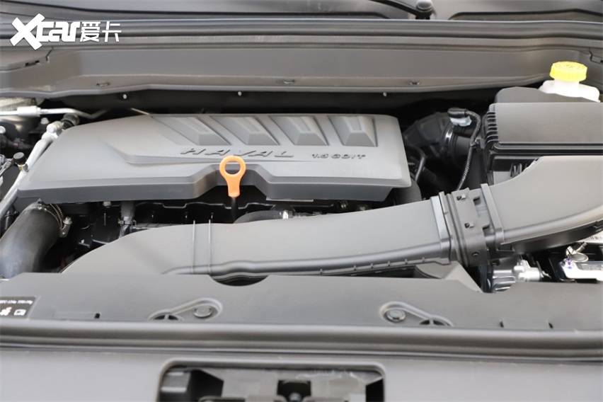 橙色元素勾画运动风帆，哈弗H4 PRO野外实拍