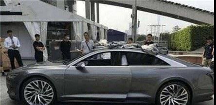 80万豪车撞400万超跑，车主下车一看是“蒙迪欧”，松了口气