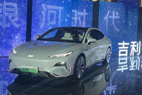什么车45英寸的大屏只要17.58万起?原来是卷王银河E8啊!
