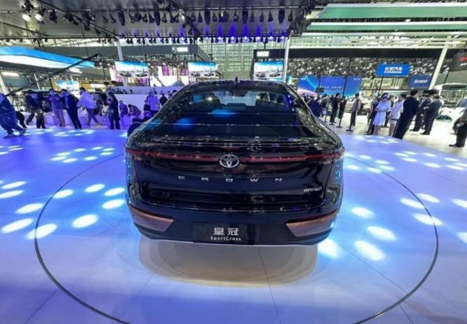 丰田皇冠SportCorss2.jpg