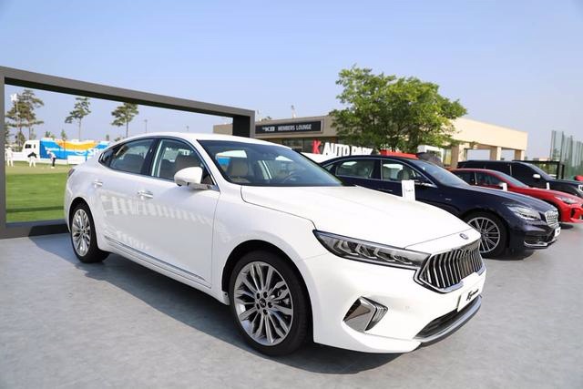 新款起亚k7海外实车白色的很运动