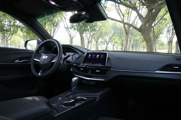 只要23万！年轻人的“大后超”，凯迪拉克CT4你买账吗？
