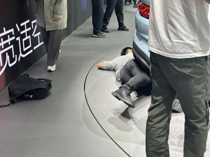 海外媒体比亚迪展台围观秦L，惊现“皮尺仙人”