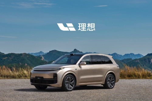 理想L8大规模交付，六座大空间舒适度拉满，三屏多视角看球更过瘾