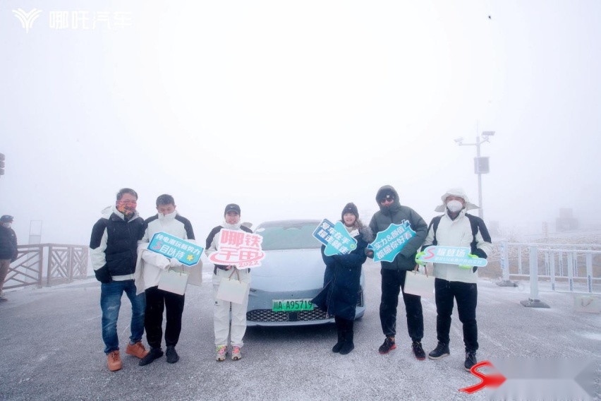 见证成都首批哪吒S用户提车：开最美的车，看最美的景