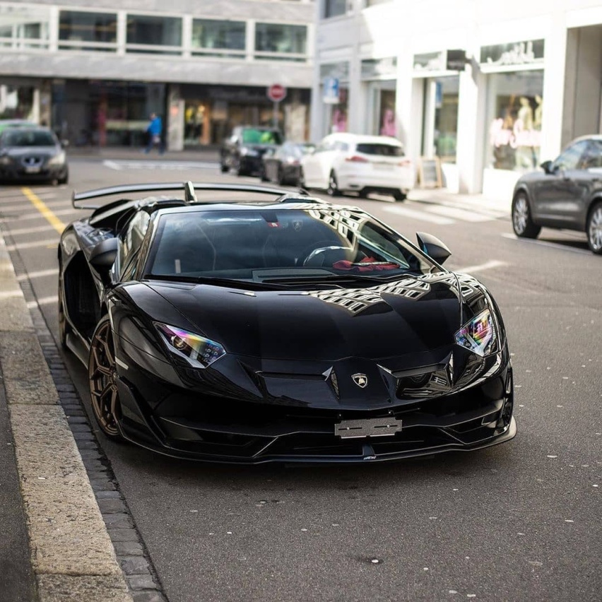 兰博基尼Aventador SVJ敞篷版实车街拍 犀利感