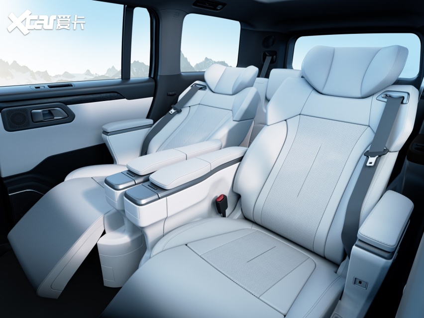 极石01正式发布 首推6座标配航空座椅SUV