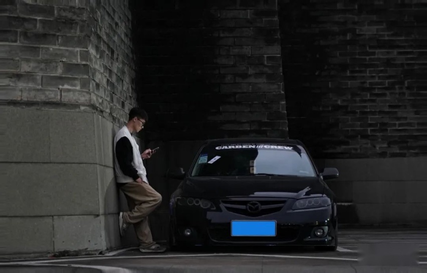 竞技走街风的老款马自达6，白色鸳鸯轮毂的搭配很有JDM味