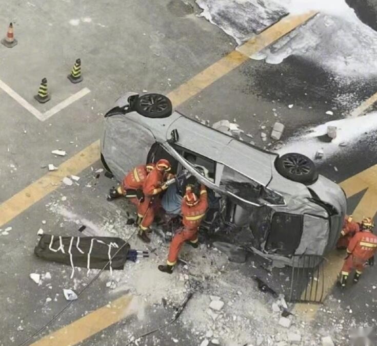 蔚来测试车从办公楼3楼冲出坠落，车内两人送医后不幸身亡