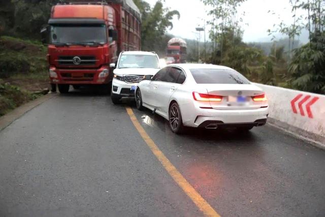 动力弱的自动挡车，超车时如何操作才更有爆发力？