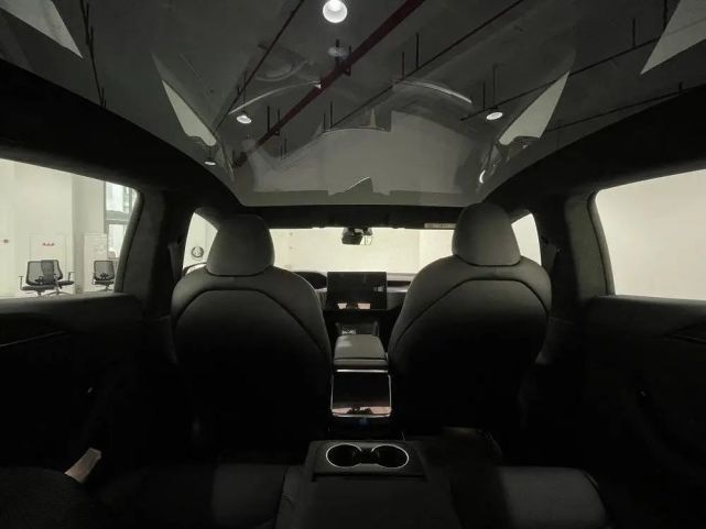 2.1秒破百，取消换档杆，异型方向盘，特斯拉终于有了“百万豪车”的样子