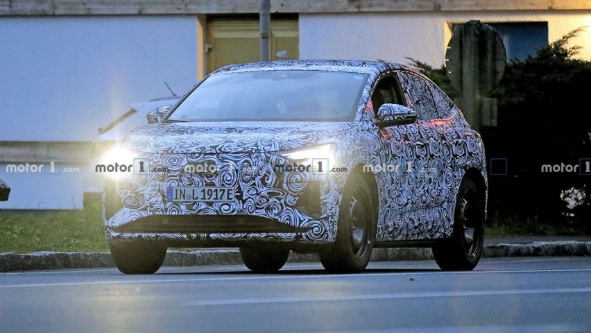 audi-q4-e-tron-sportback-spy-photo-front-three-quarters (1).jpg
