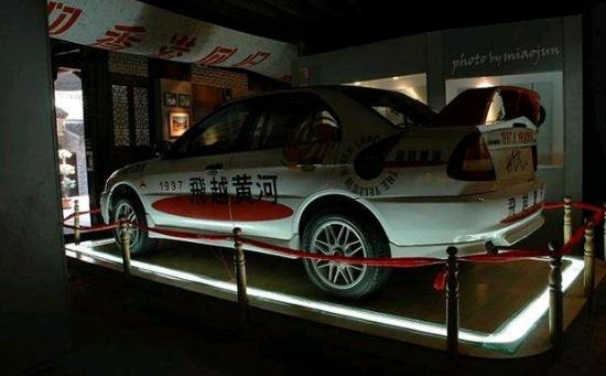 柯受良飞越黄河壮举，网络大侠：油门到底就过去了，真的吗？