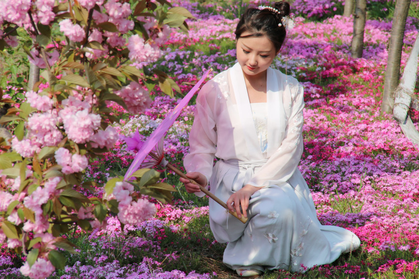 #踏青必备座驾#于汉服小妹自驾雪佛兰开拓者邂逅布拉格香草园