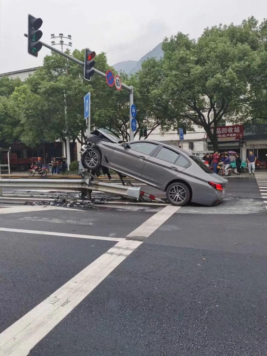 宝马新5系撞上马路护栏，老司机来分析一下事故原因...