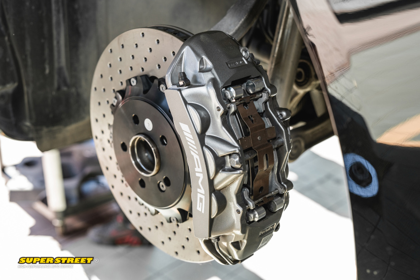 奔驰E级更换Brembo HP2000刹车片CZV打孔刹车盘