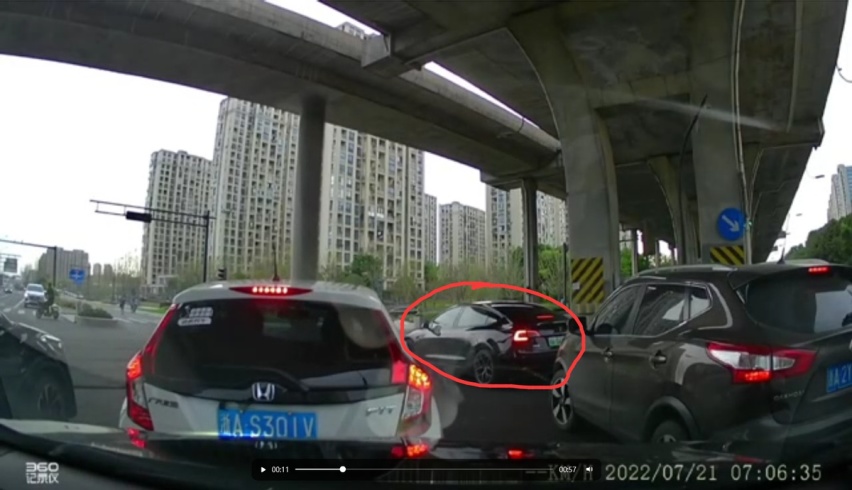 突发，视频实拍车祸现场瞬间，一辆特斯拉遭遇碰撞起火自燃了！