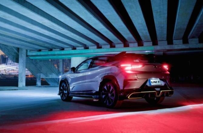 新知达人, 机甲造型+20英寸轮毂 2022款UNI-T换新蓝鲸1.5T