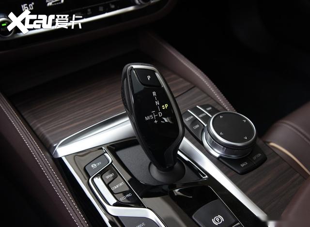 宝马5系新能源，车重2吨油耗1.6L，标配空气悬架+液晶钥匙