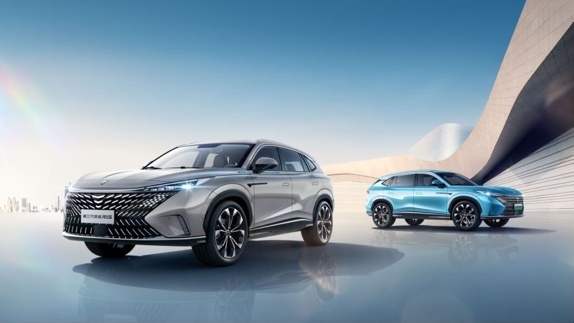 570N·m扭矩，1050Km续航，全新第三代荣威eRX5才是混动大佬！