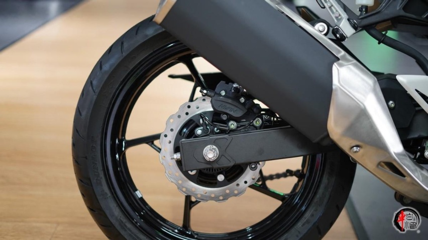资讯|运动街车川崎Z400:双缸马力极速小猛禽,售价47800元