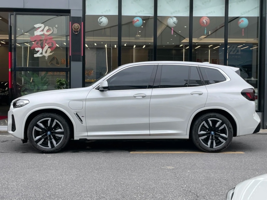 “电比油低”，现金优惠14万，宝马iX3是时候下手了？
