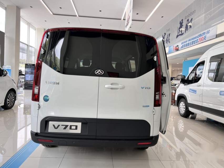 跨界让生活更全面 新生代宽体轻客大通MAXUS新途V70到店实拍