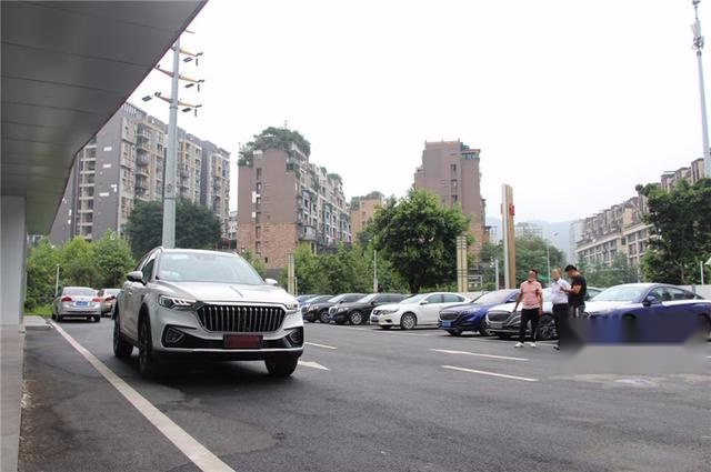 到店实拍红旗HS5，这台售价高达25万的国产车，居然供不应求
