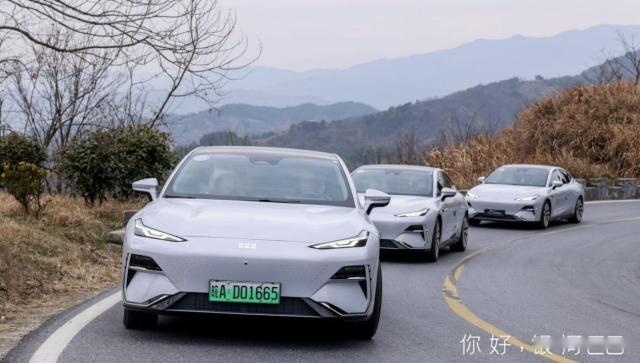 吉利银河E8开起来是什么感觉？浩瀚架构比对手好多少？
