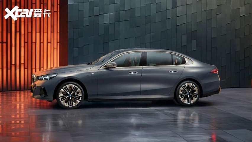 来到车身侧面,全新bmw 5系设计清晰而简练,重新设计的车顶线条更舒展
