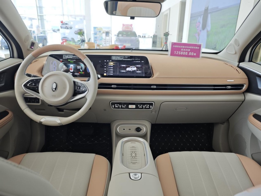 适合女性的纯电小车，2024款欧拉好猫到店实拍，降价还增配
