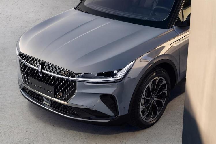 不惑之年咬牙入手一辆豪华中型SUV，Q5L还是航海家？