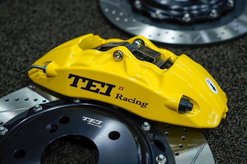 十代雅阁刹车改装前轮P40NS四活塞卡钳，TEI Racing后加大碟