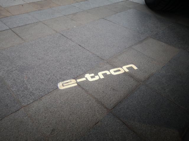 别被续航遮蔽双眼 奥迪 e-tron其实是一款真正的高性能纯电SUV