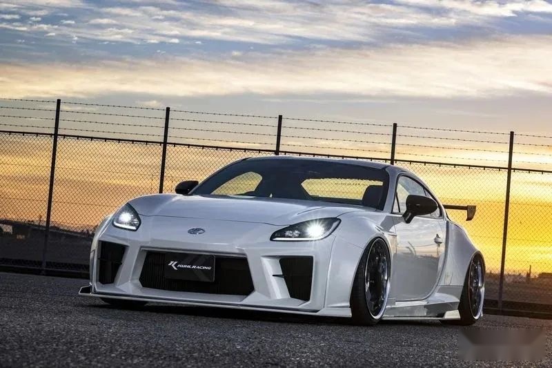 KUHL改装宽体GR86/BRZ，风格神似2000年初的《极品飞车》