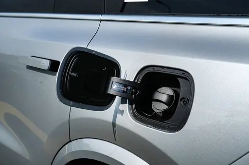 理想L9 2023款 Pro上市，定位大型SUV，对比宝马X3选谁？