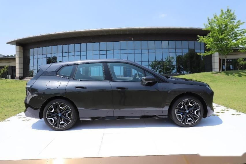 3.8秒破百的旗舰SUV！实拍宝马iX，能不能在市场支棱起来