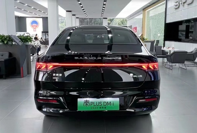 2023款秦PLUS DM-i冠军版到店，玄空黑色很稳重，9.98万起