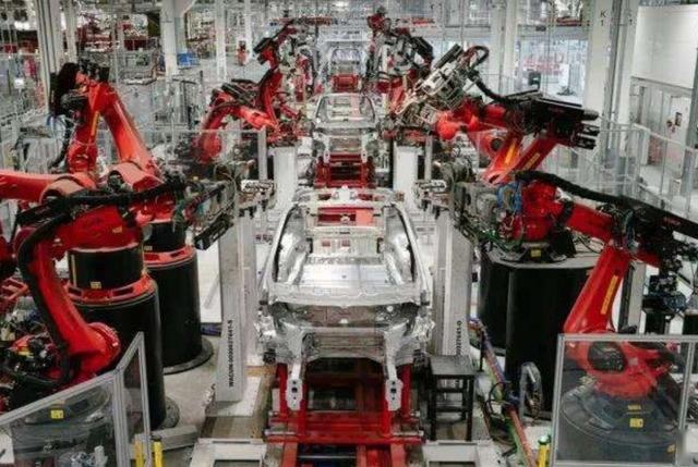 Model 3：已进入自动驾驶模式，方向盘脱离倒计时