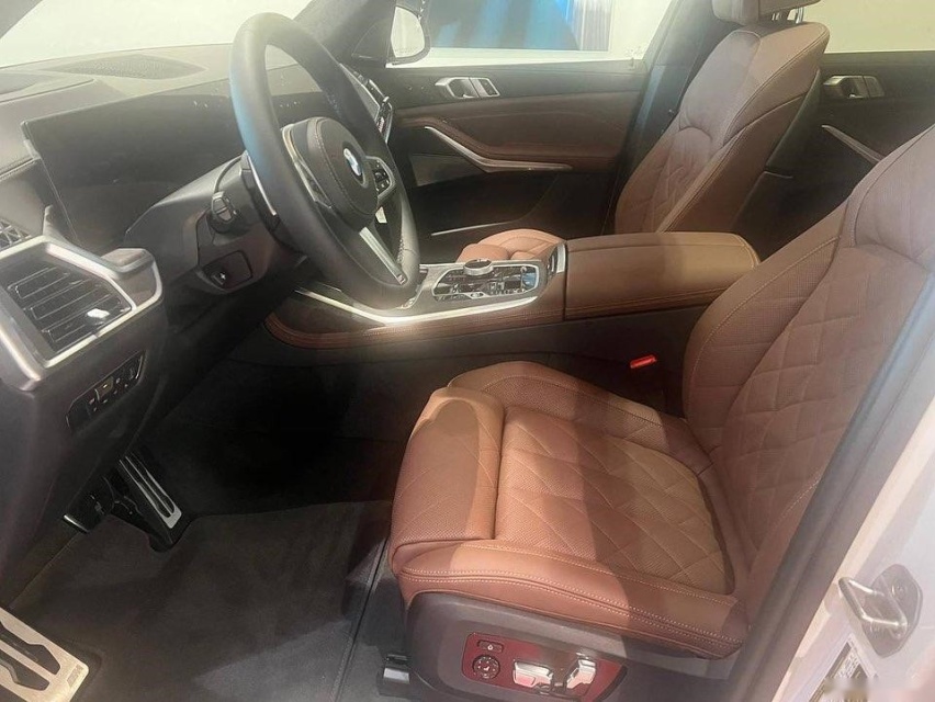 采用眯眯眼大灯，全新宝马X7实拍图曝光，GLS“又赢了”？