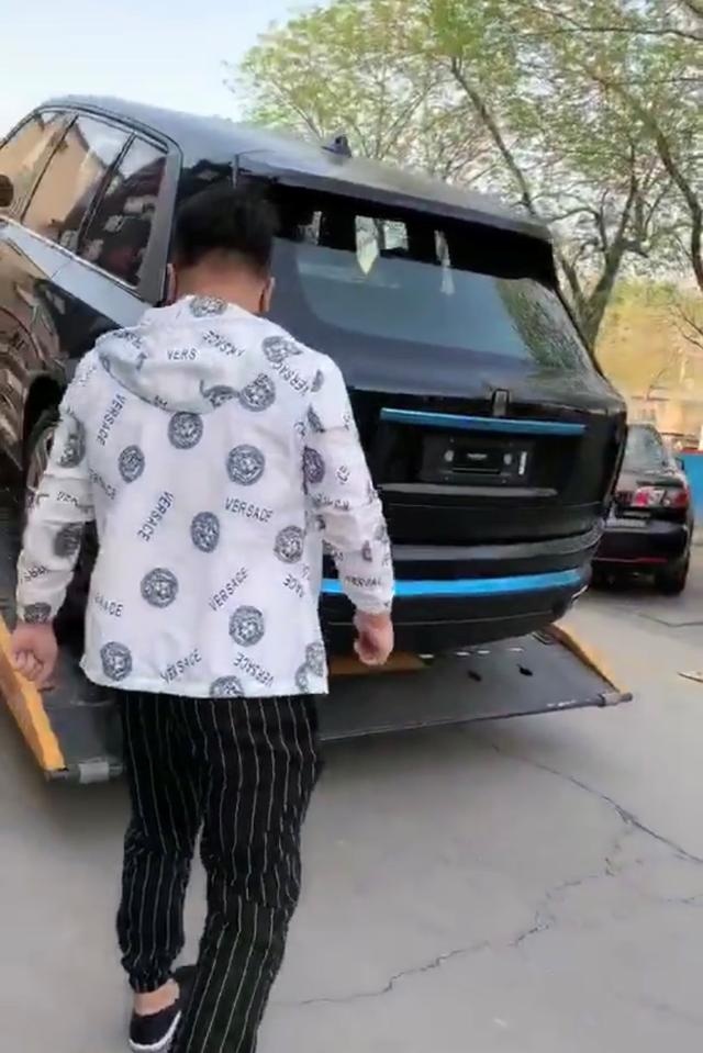 东北网红的库里南到货，全黑车身落地800万，车主身价不菲