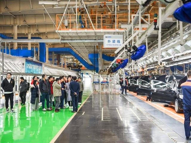 吉利博瑞扛得住8吨集装箱吗？参观解密吉利宁波春晓制造基地