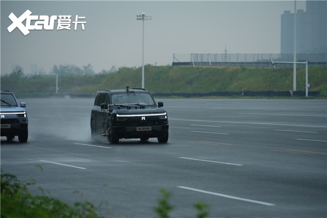 120km/h高速突然爆胎！暴雨中的猛士X700如何稳住不失控？