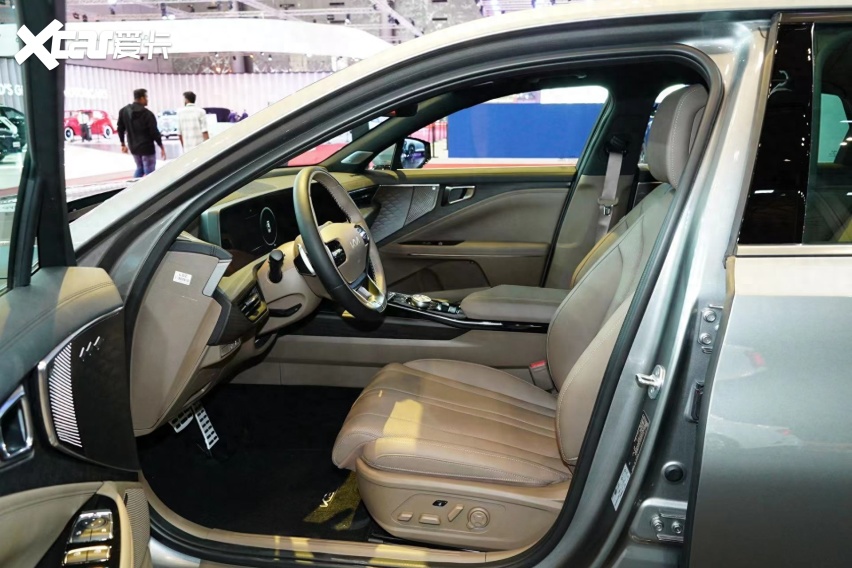 对标5系/e级 起亚k8实车亮相 搭载混动系统?